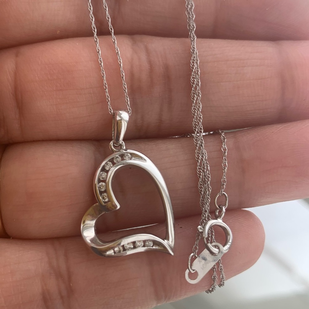 10kt White Gold Diamond Heart Necklace